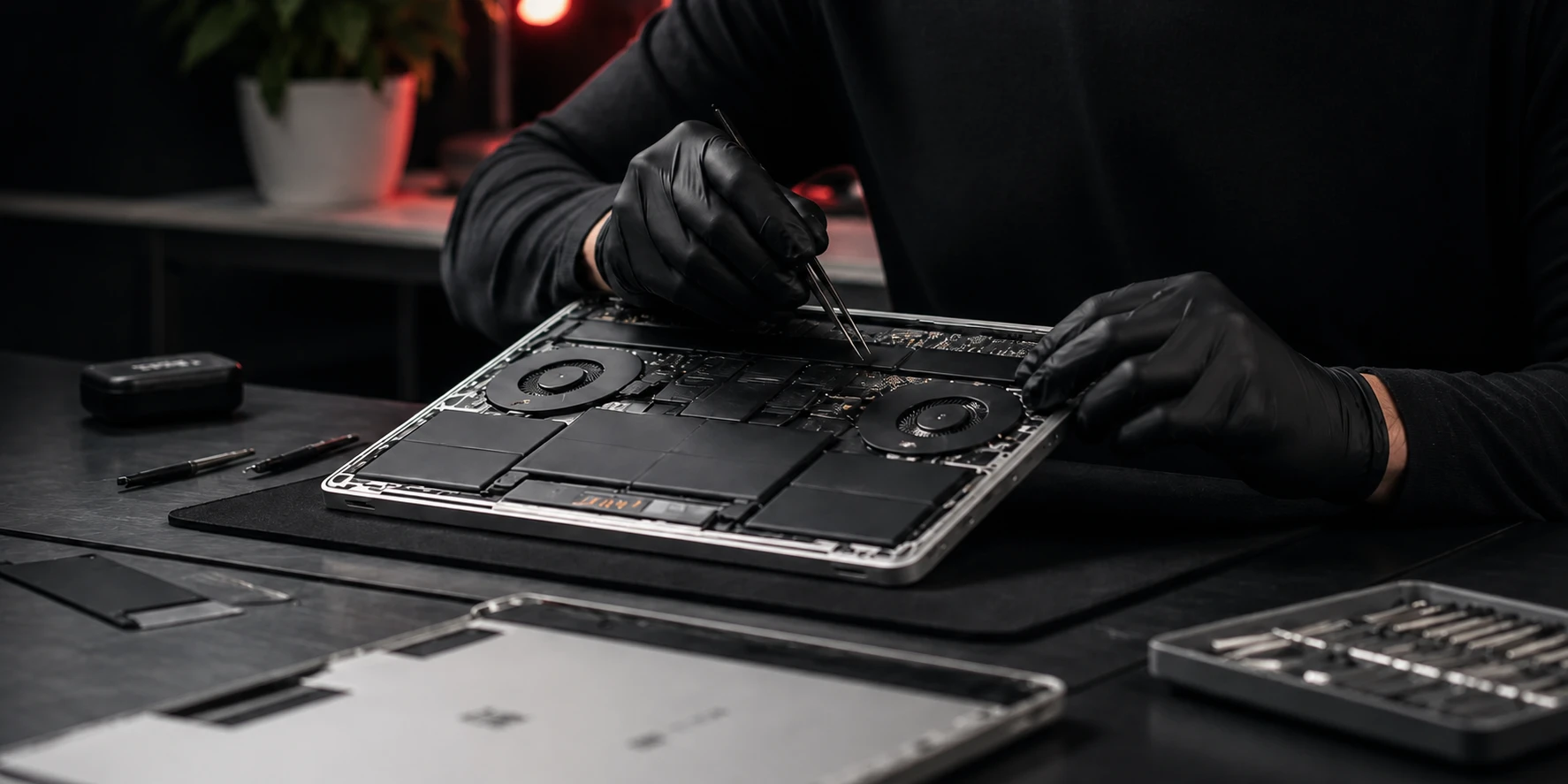 Tekniker reparerer en åben MacBook